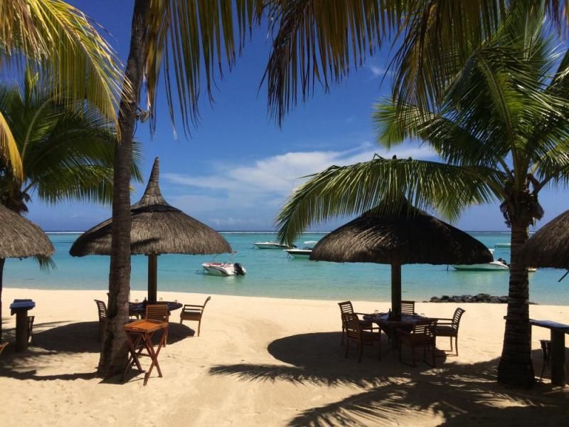 Strandrestaurant unter Palmen auf Mauritius