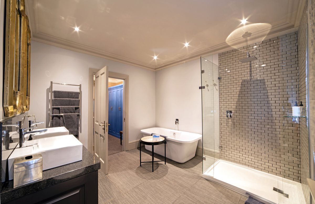 La Fontaine Boutique Hotel bath