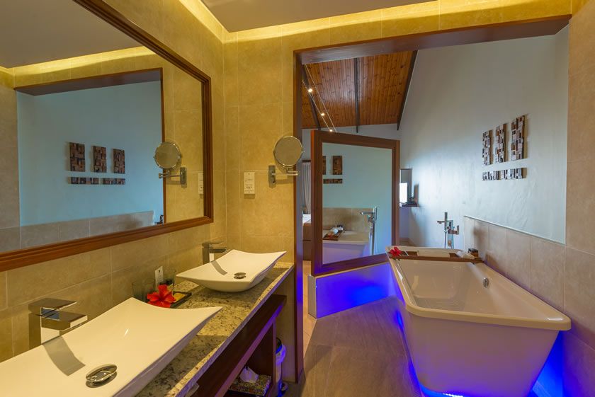 Coco de Mer superior room bath