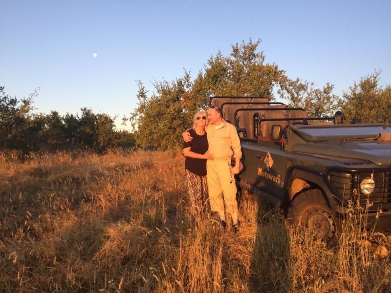 Brautpaar bei Sonnenuntergang auf Safari in Motswari