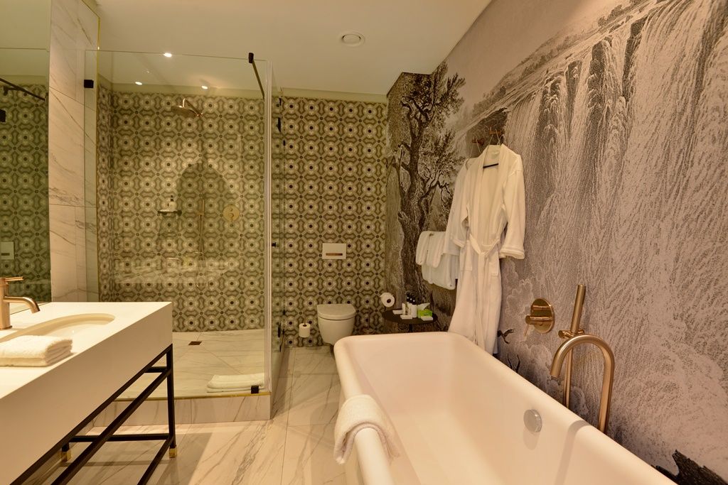 The Victoria Falls Hotel bath
