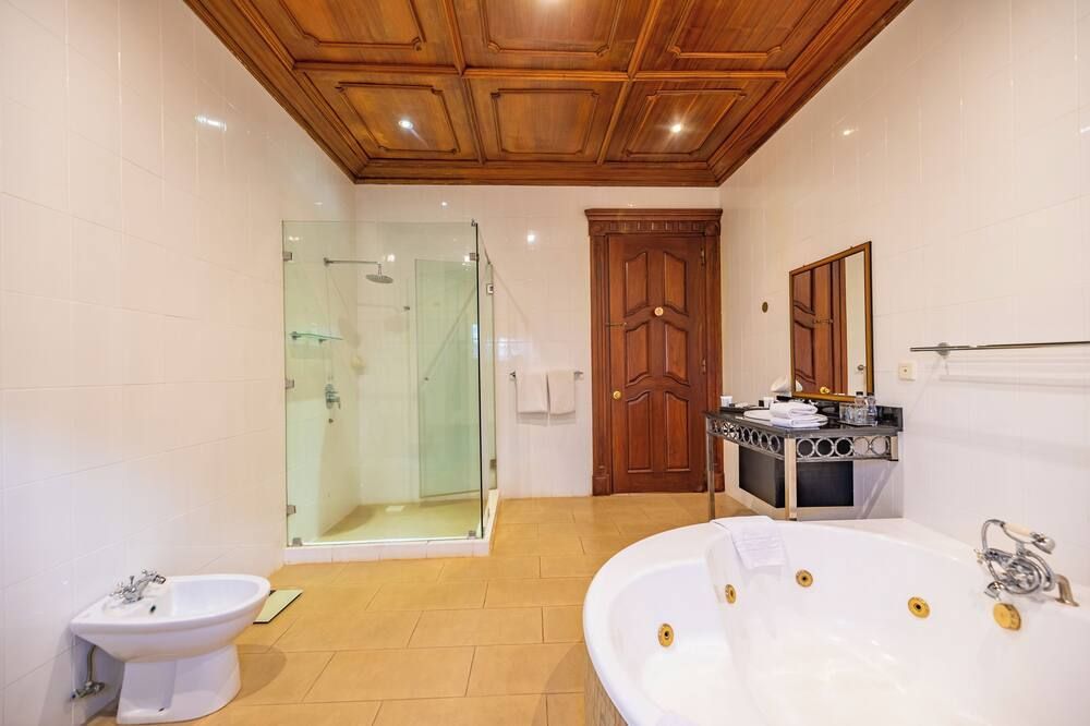 Lake Naivasha Country Club bath