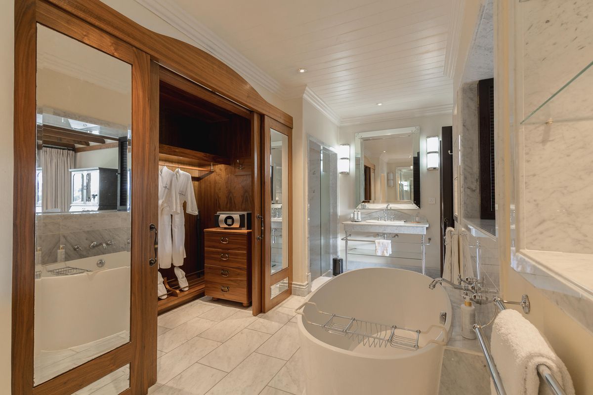Hemingways Nairobi deluxe bath