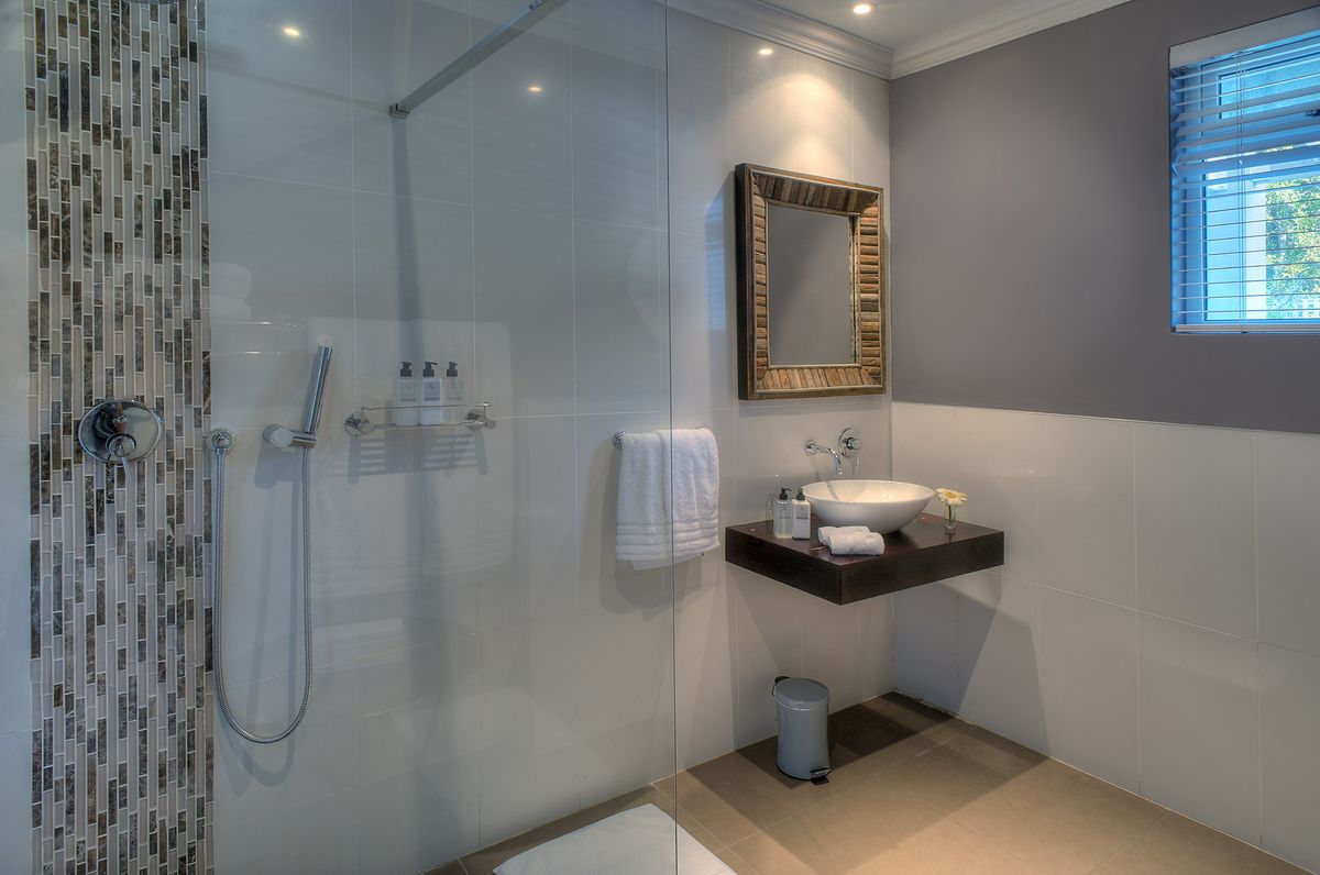 Sea Five Boutique Hotel garden room bath