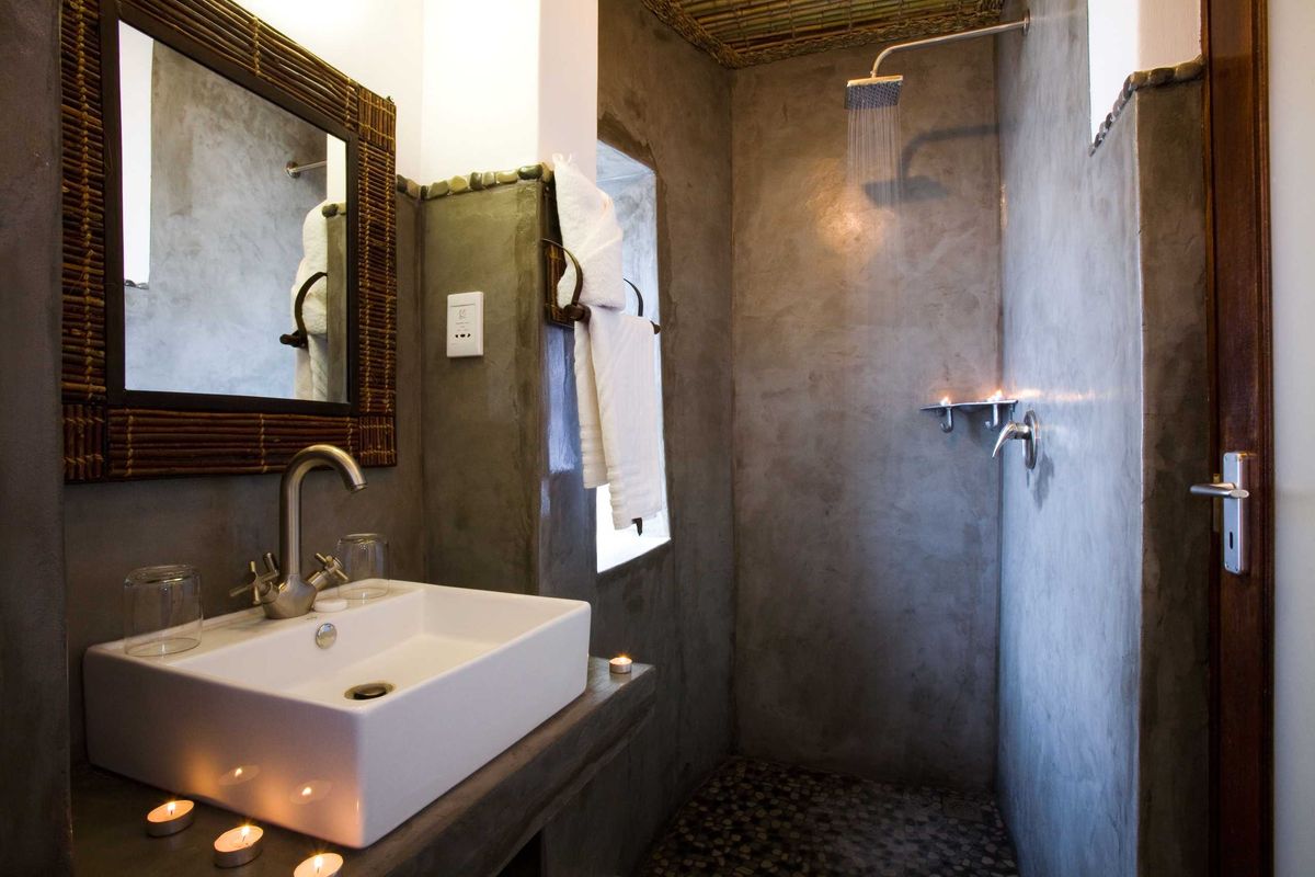 Okaukuejo Waterhole Chalet bath