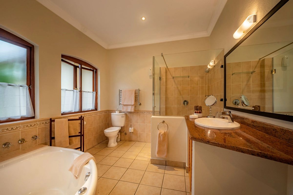 Oliver's Restaurant & Lodge bath