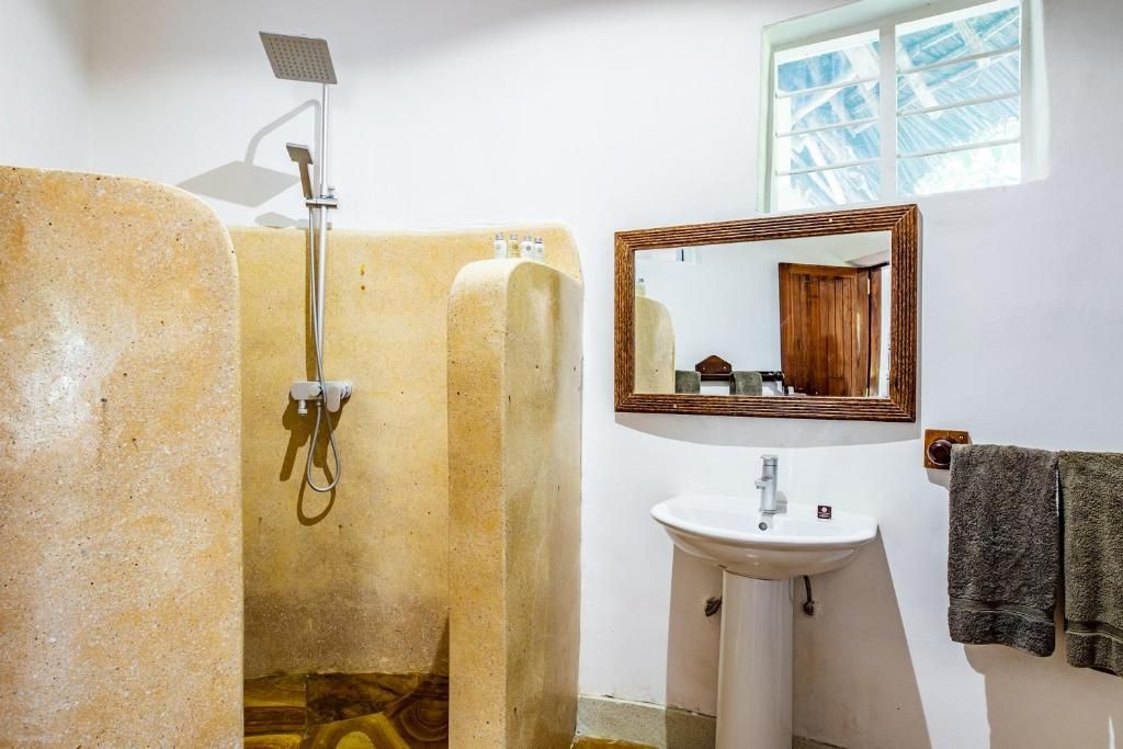 Pongwe Beach Hotel shower