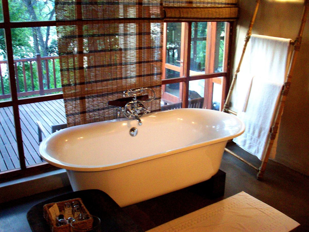 Divava Okavango bath