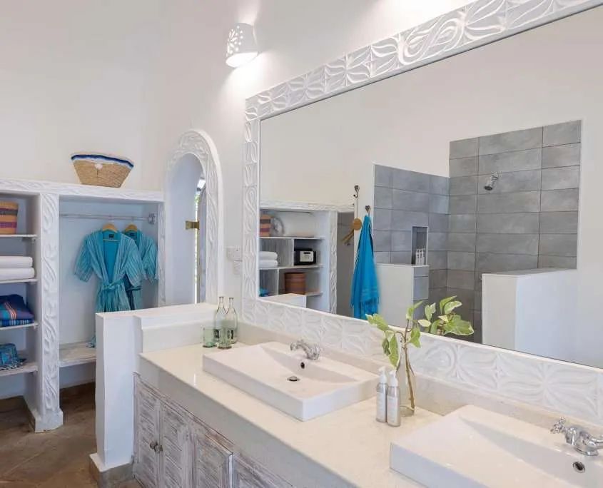 Chale Island Banda bathroom