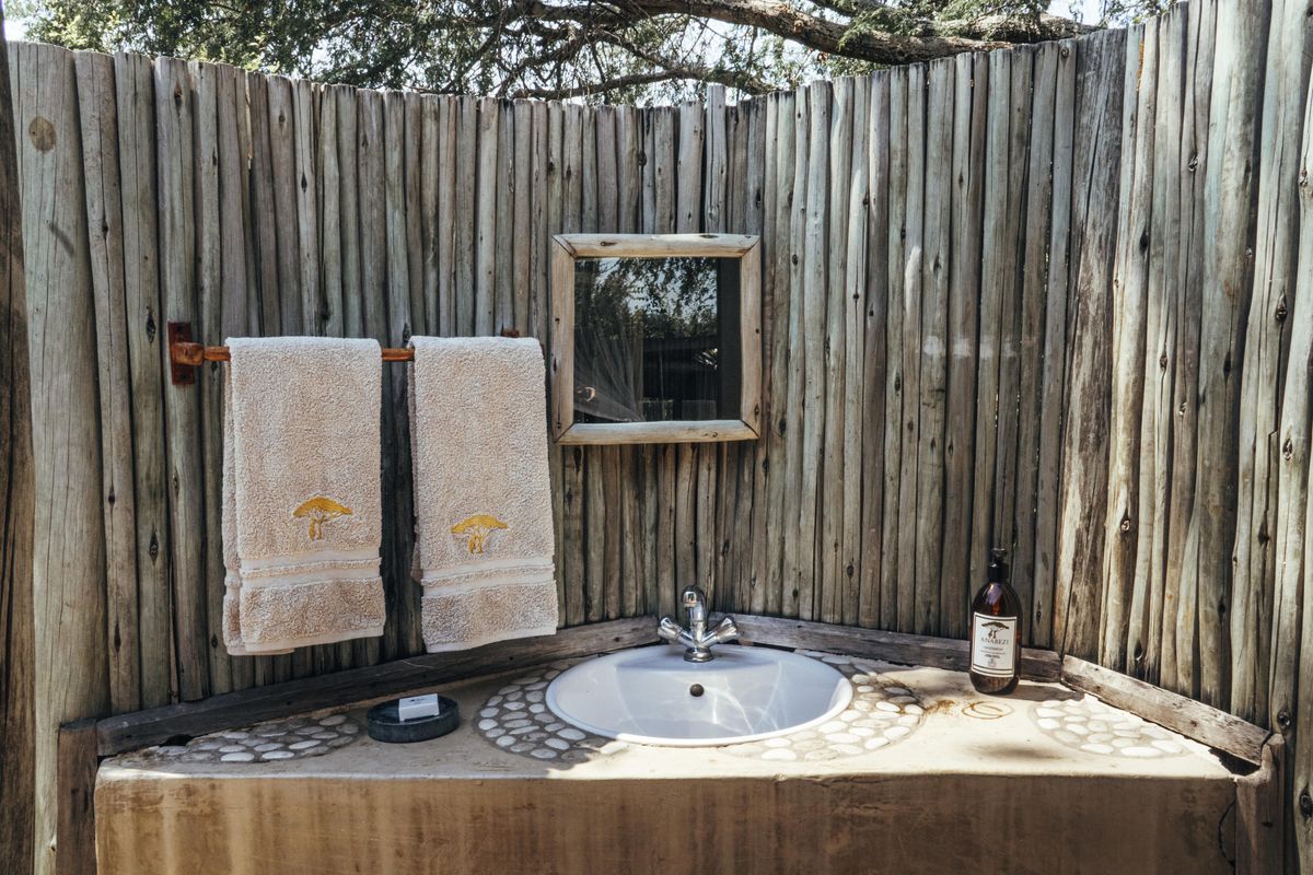 Dulini Anabezi outdoor bathroom