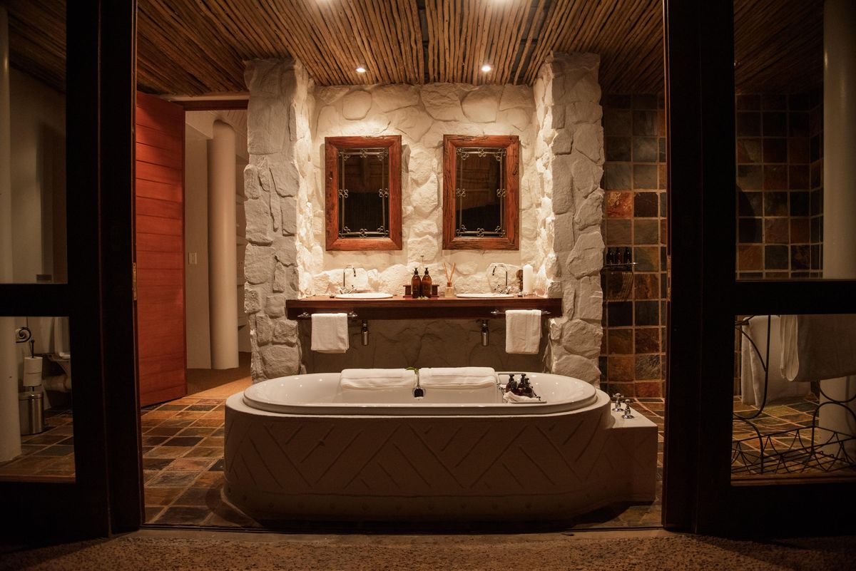 Ekuthuleni Lodge suite bathroom