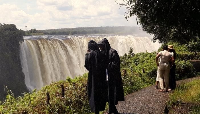Blick auf die Viktoriafälle im Regen-Poncho