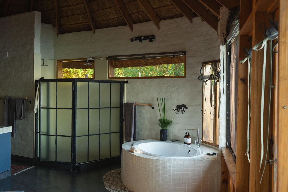 Chundukwa River Lodge bath