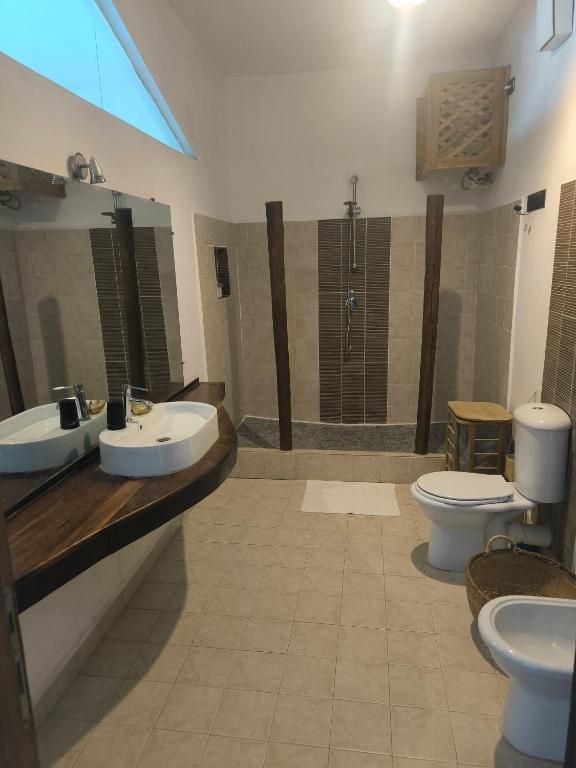 Arc en Ciel Hotel bath