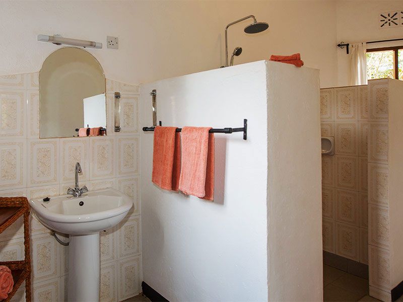 Bougainvillea Safari Lodge bath