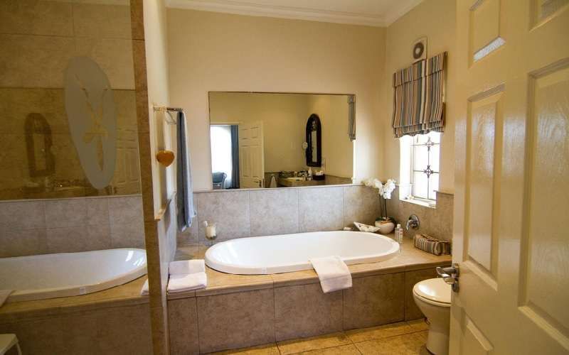 Sandals Guesthouse Umhlanga bath