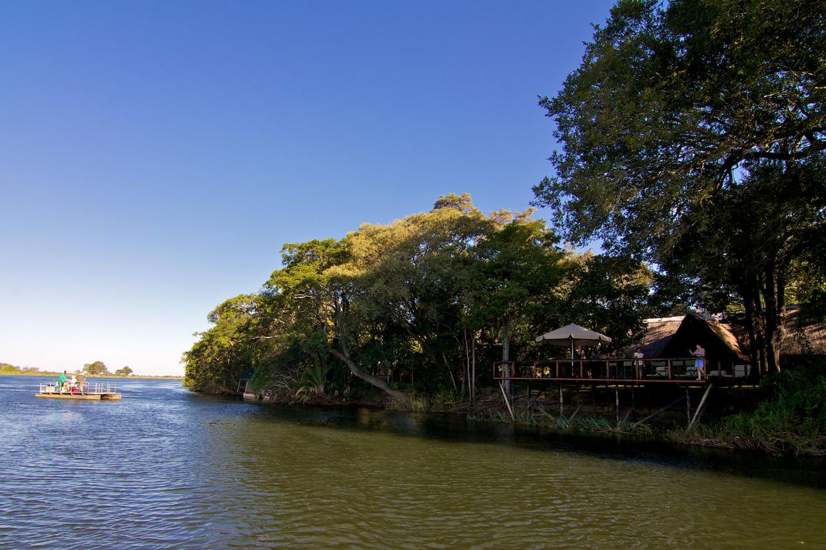 Ndhovu Safari Lodge river front