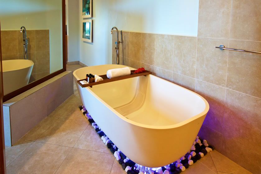 Coco de Mer standard room bath