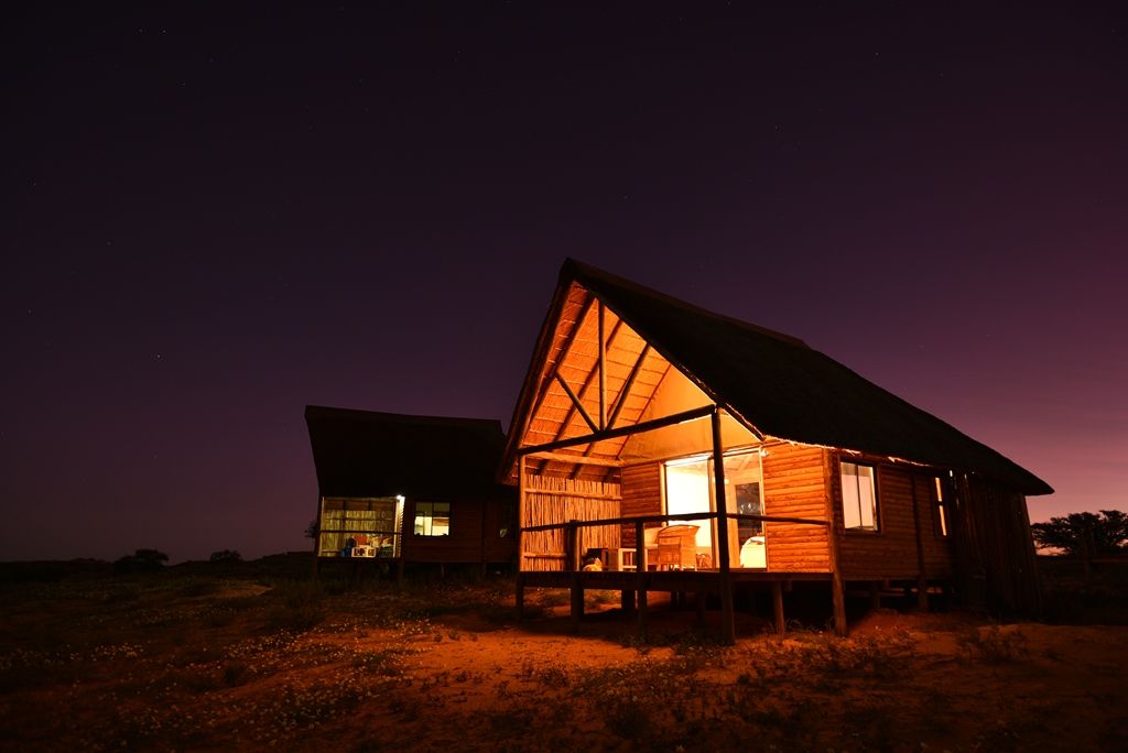 Ta Shebube Rooiputs chalet at night