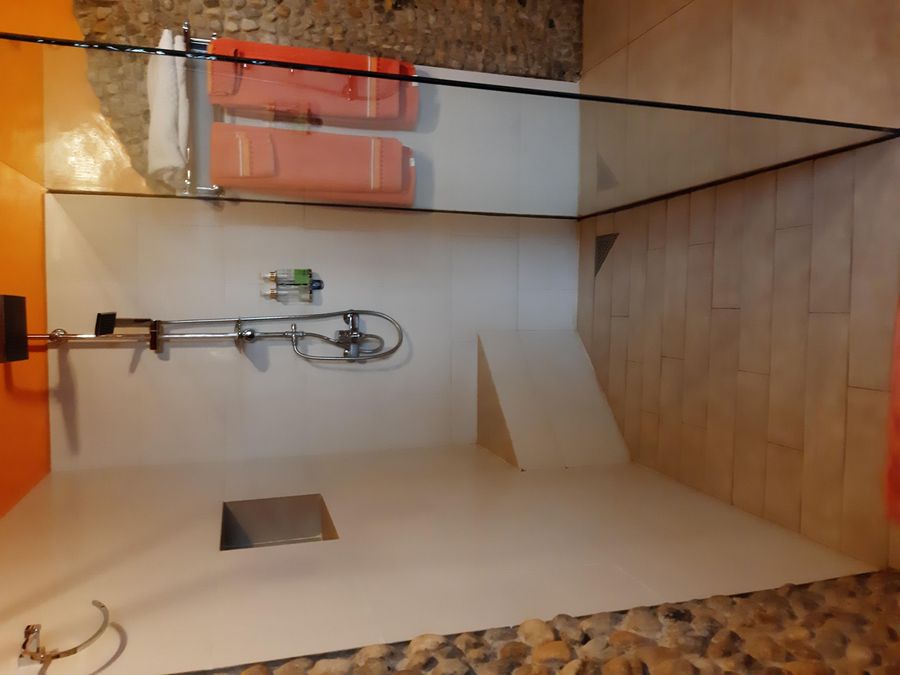 Cormoran Lodge shower