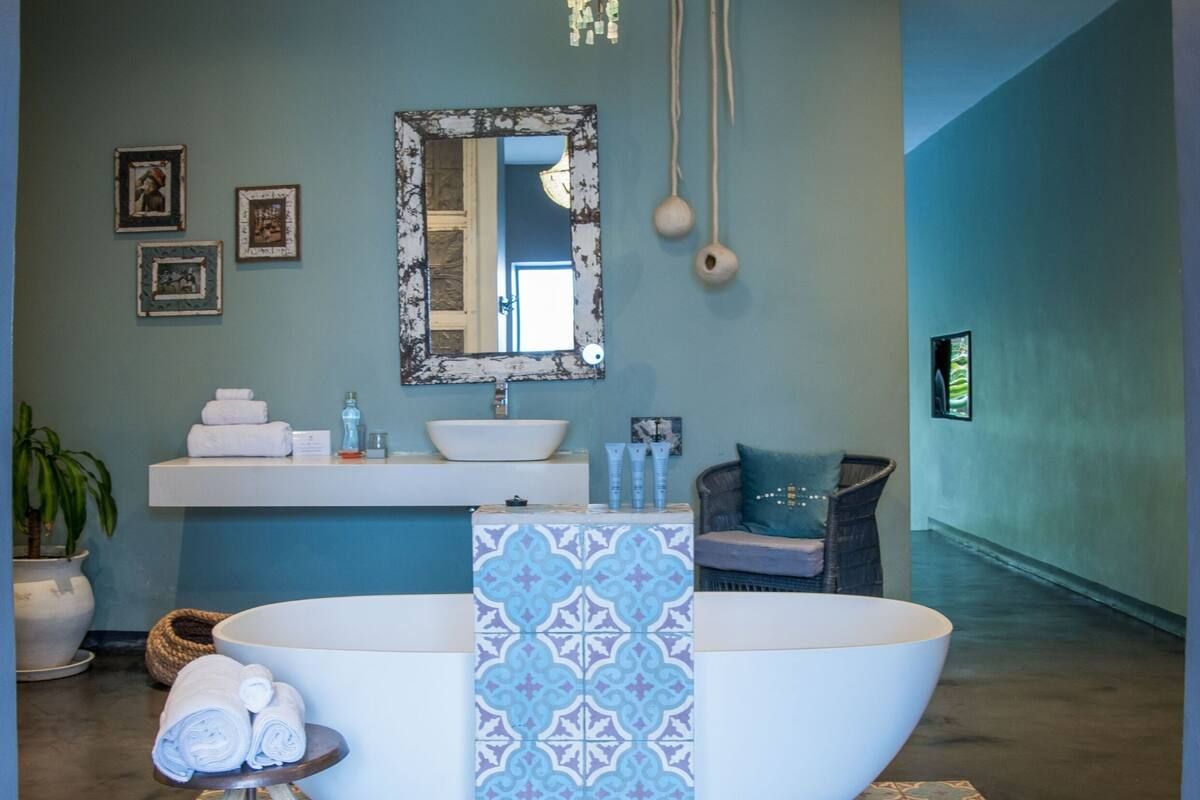Latitude 13 bath
