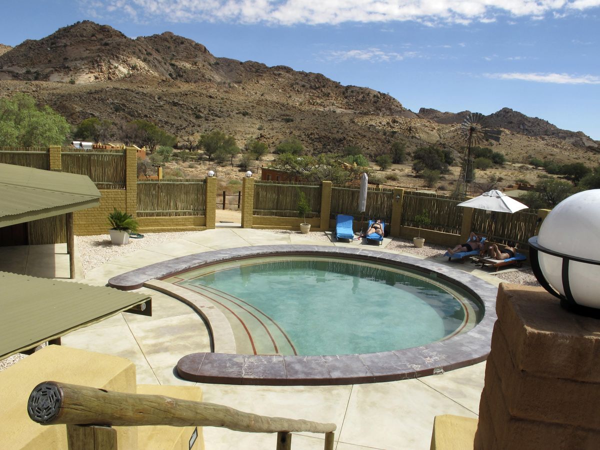 Desert Horse Inn pool