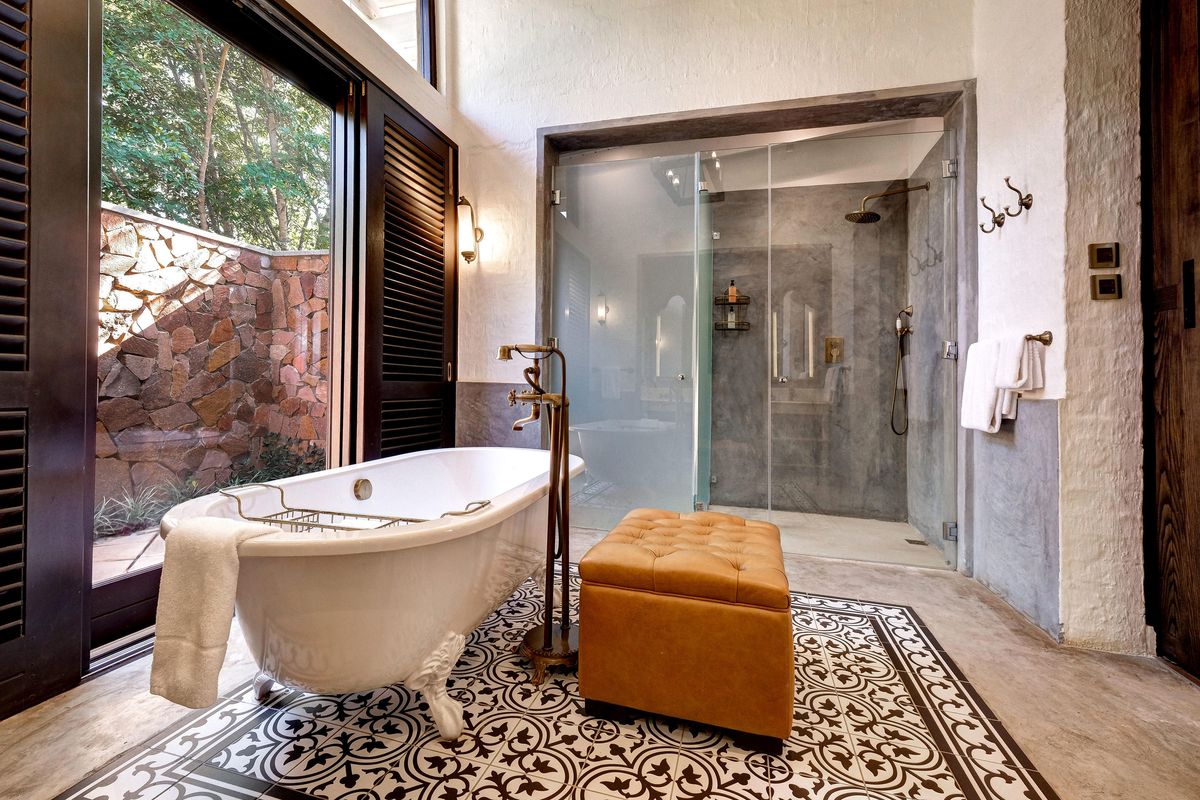 Mbano Manor Hotel suite bath
