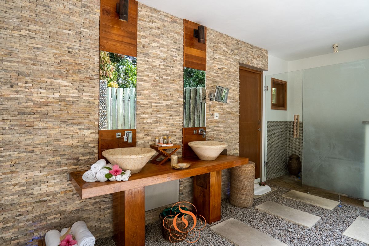 Le Domaine de l'Orangeraie garden suite residence bath