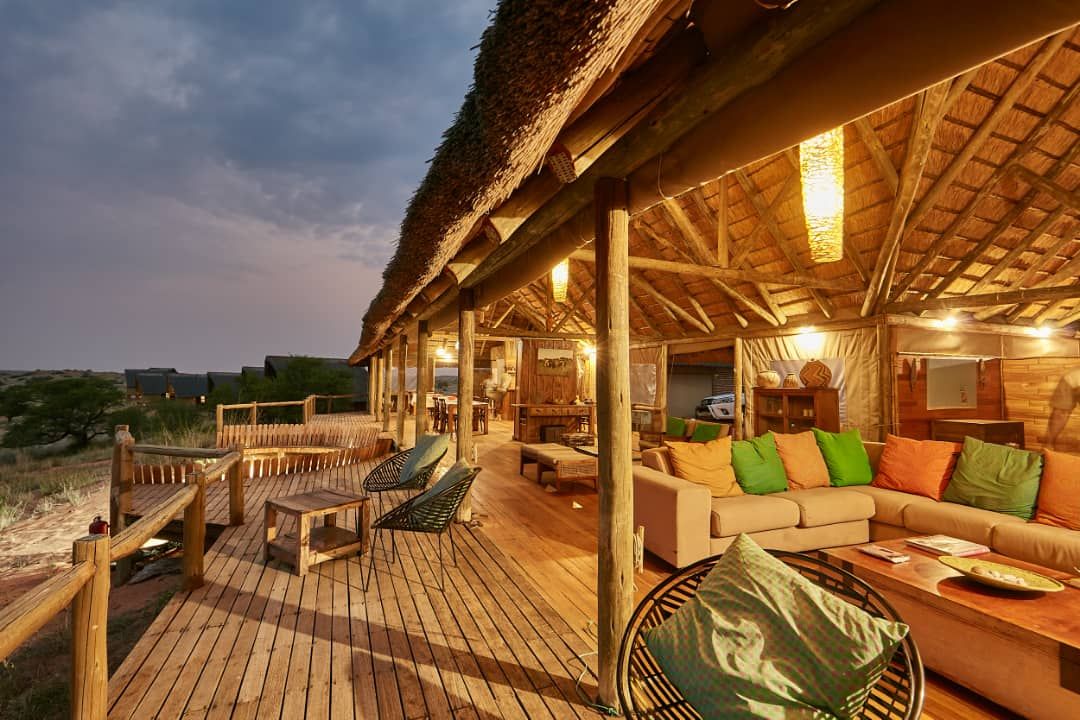 Ta Shebube Rooiputs lounge