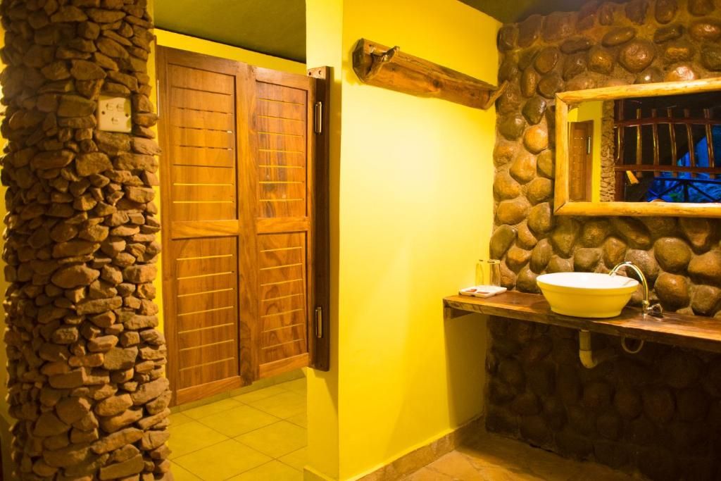 Kibale Forest Camp bath