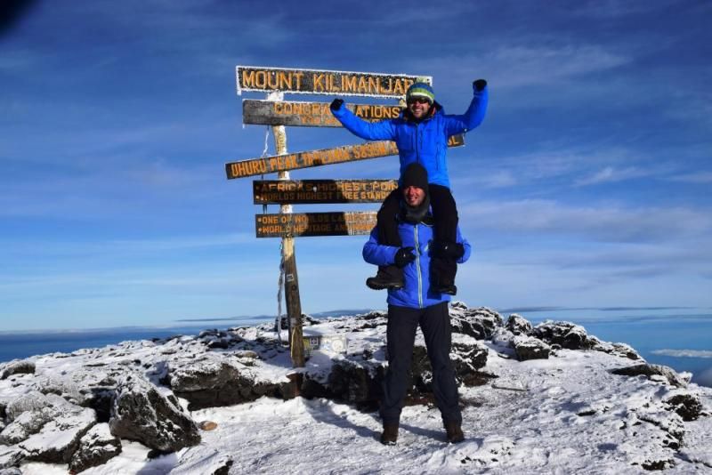 Am Gipfelschild des Kilimanjaro, Uhuru Peak