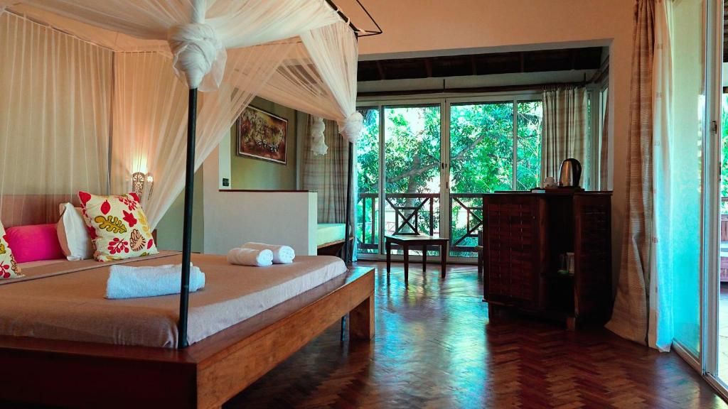 Arc en Ciel Hotel room