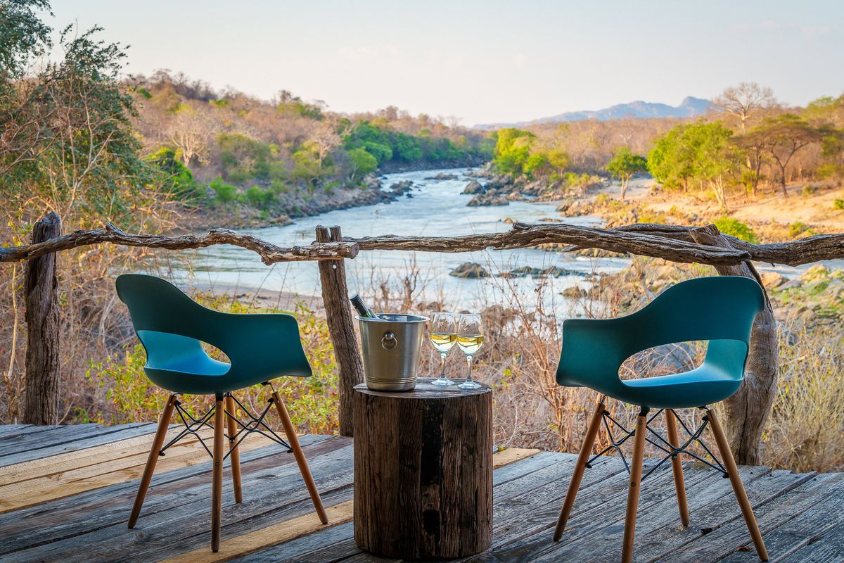 Mkulumadzi Lodge drink with river view