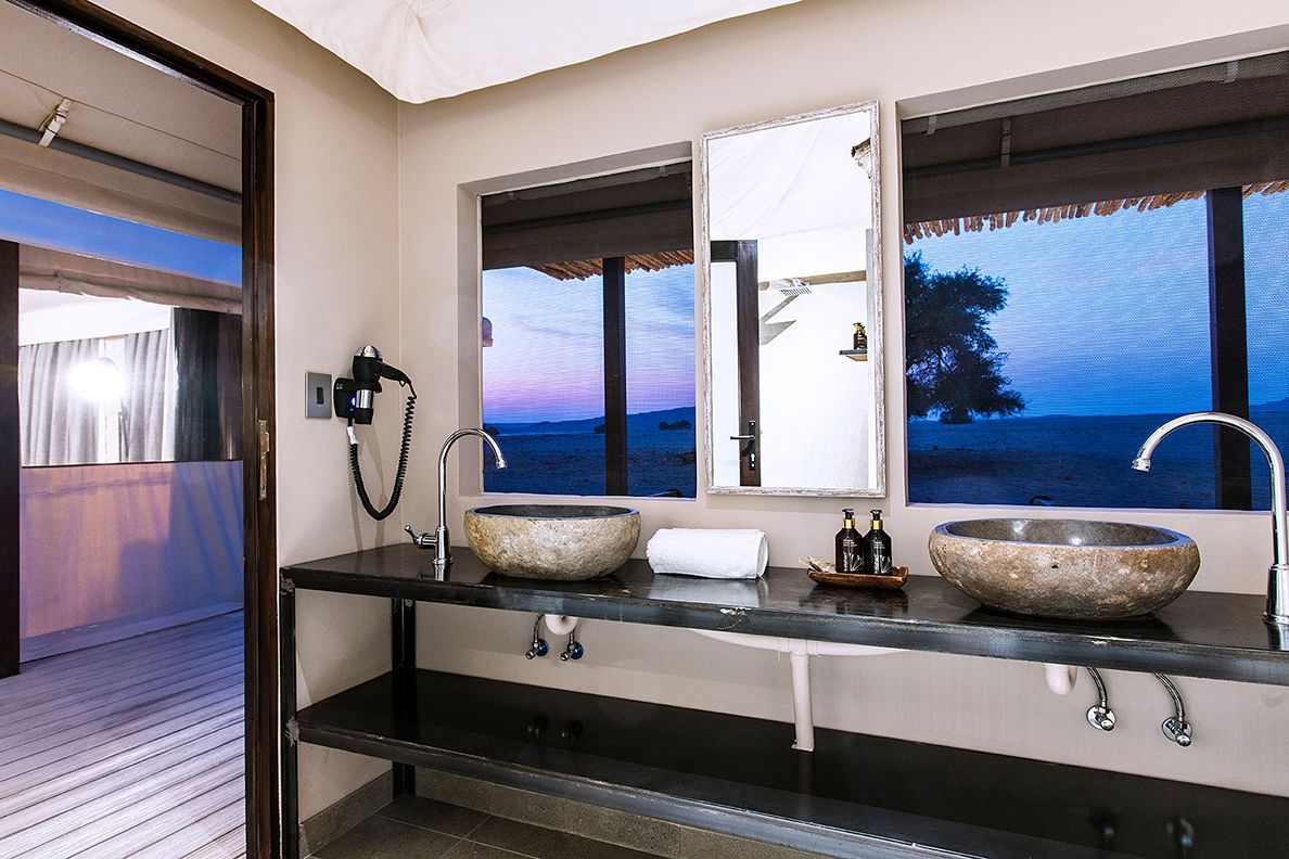Dead Valley Lodge bathroom