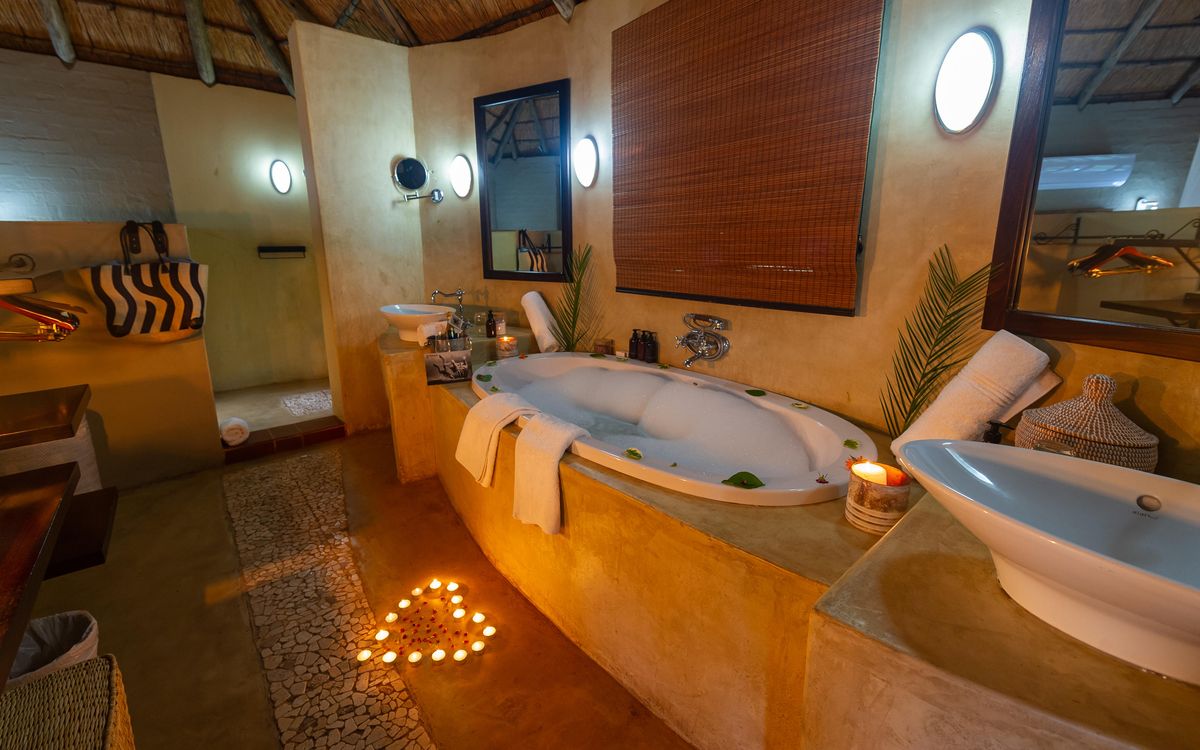 Ngoma Safari Lodge suite bath