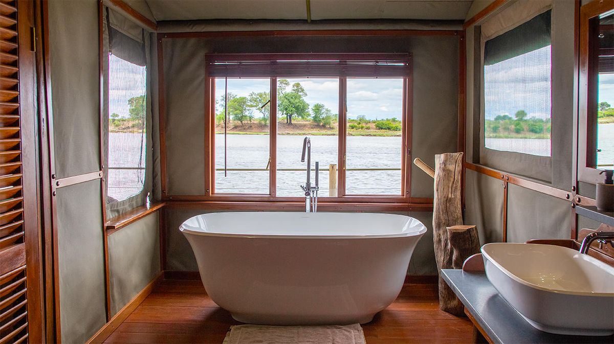 Ndhovu Safari Lodge river suite bath