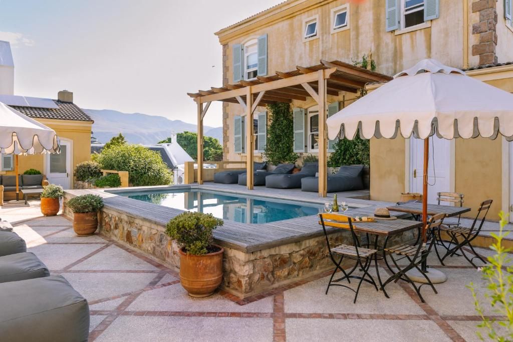 Auberge Burgundy pool
