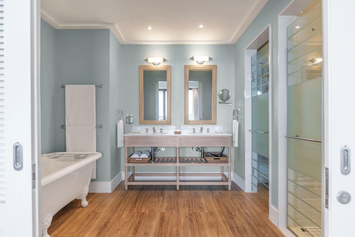 Strand Hotel junior suite bath