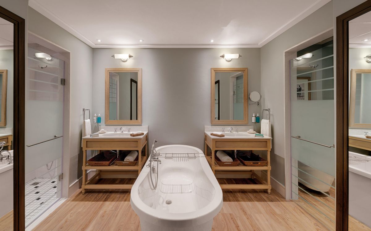 Strand Hotel bath