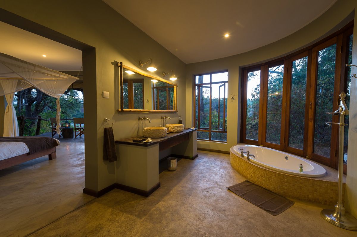 Mkulumadzi Lodge bathroom