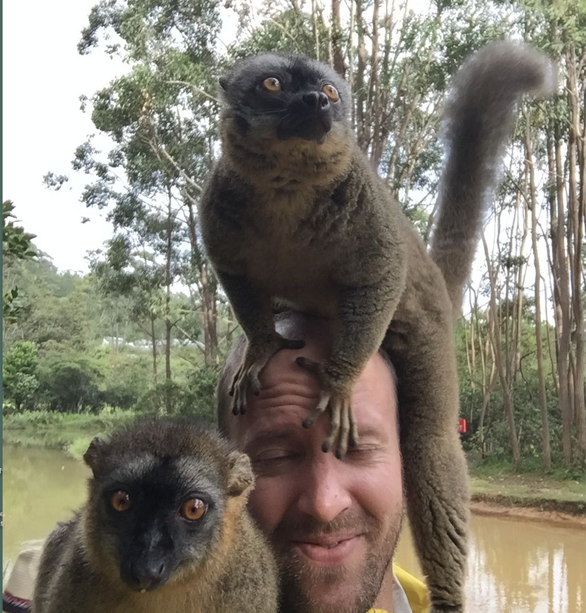 Geschäftsführer Dirk Brunner mit Lemuren auf Madagaskar