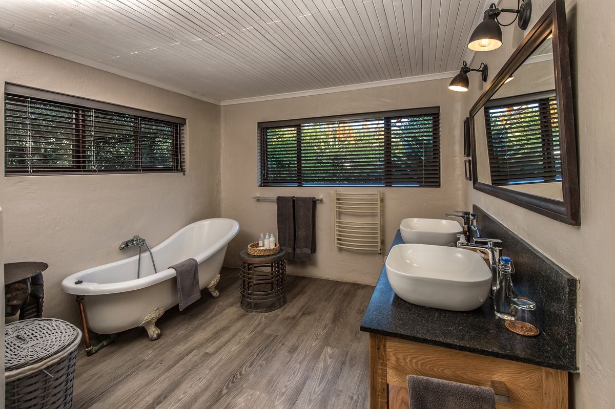 Kariega River Lodge suite bathroom