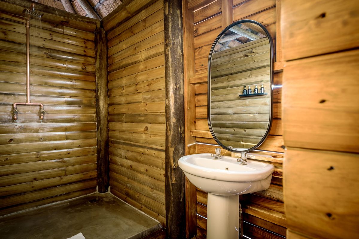 nThambo Tree Camp bath