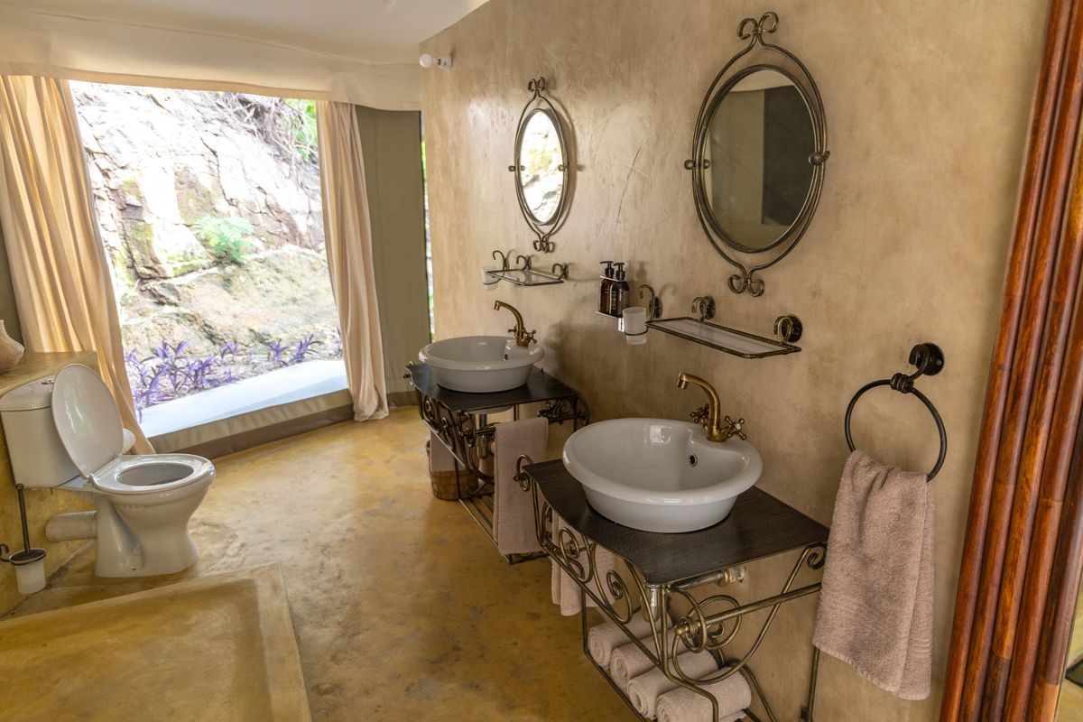 Blue Zebra Island Lodge executive chalet bath
