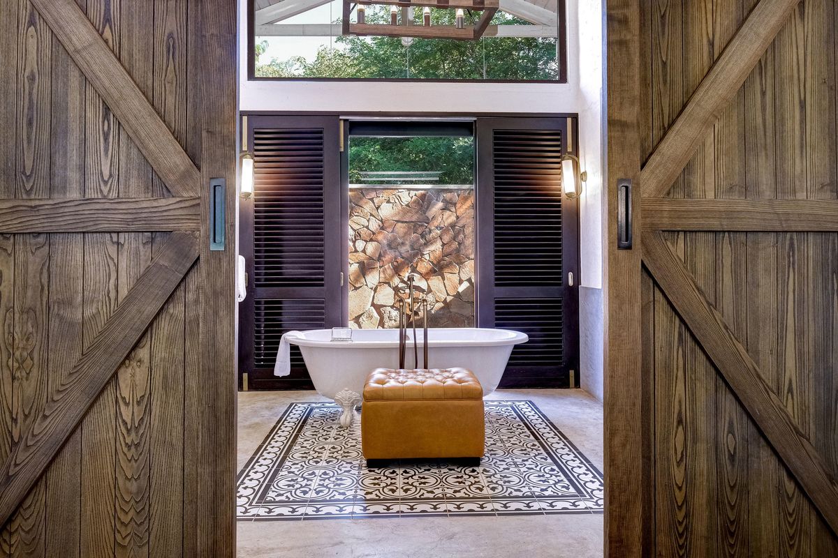 Mbano Manor Hotel suite bath