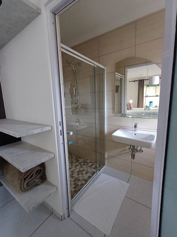 Capbon Guesthouse shower