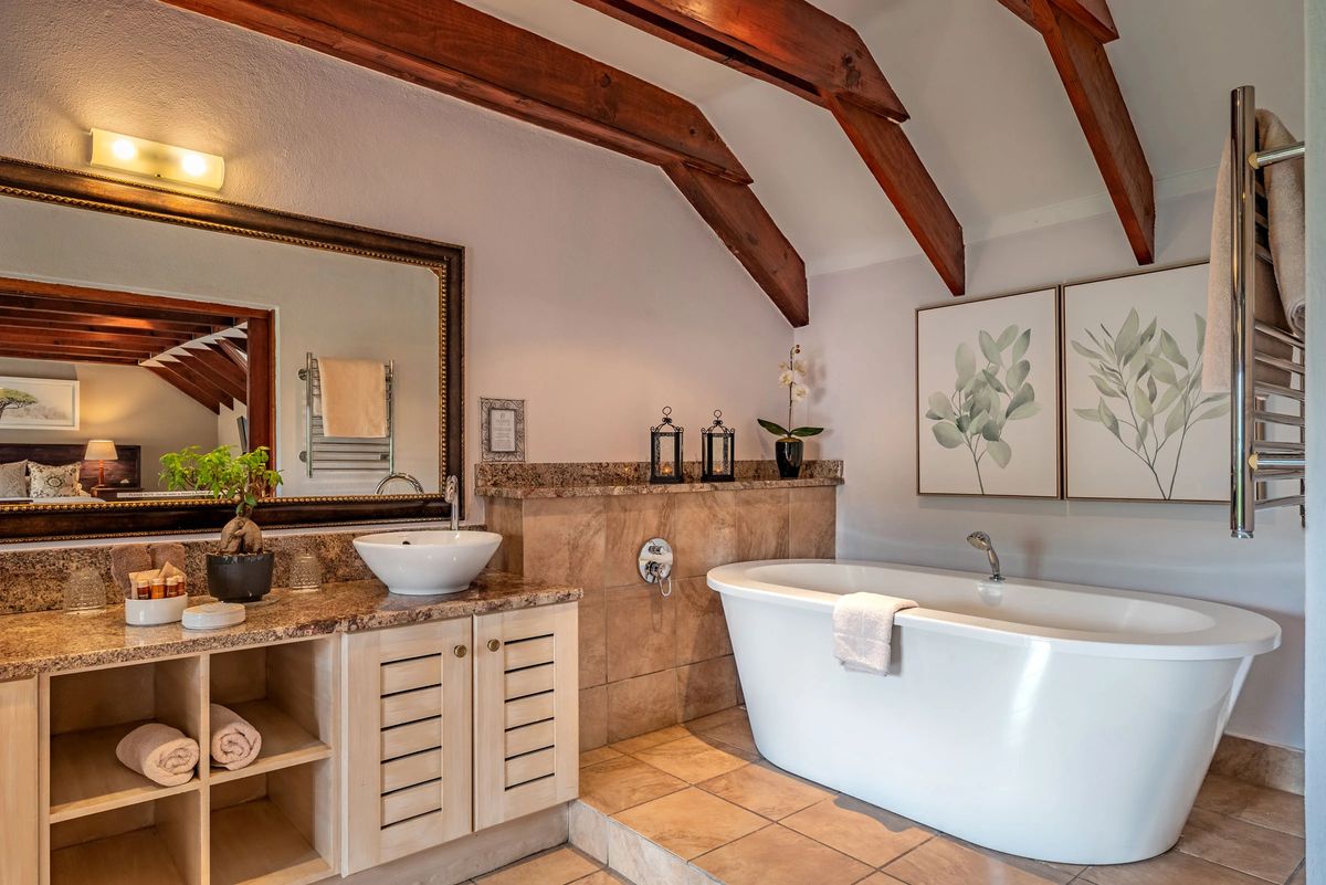 Oliver's Restaurant & Lodge lux room bath