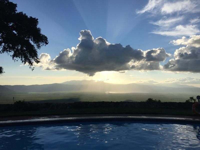 Poolblick über den Ngorongoro-Krater