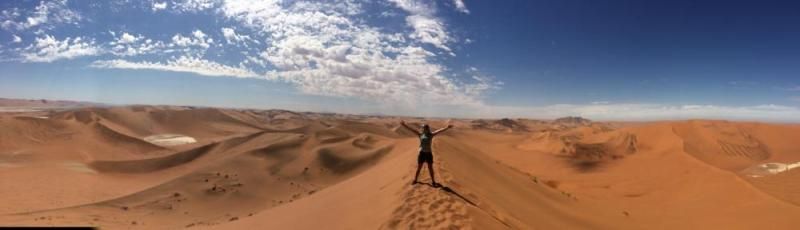 Auf dem Kamm der roten Sanddünen in Namibia