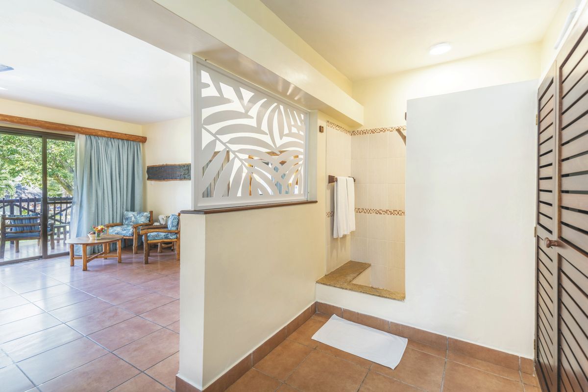 Baobab Beach Resort superior room bath